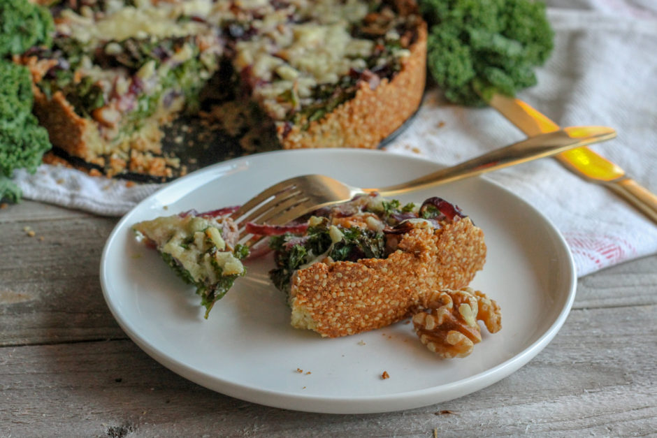 glutenfri grönkålspaj med valnötter och cheddar