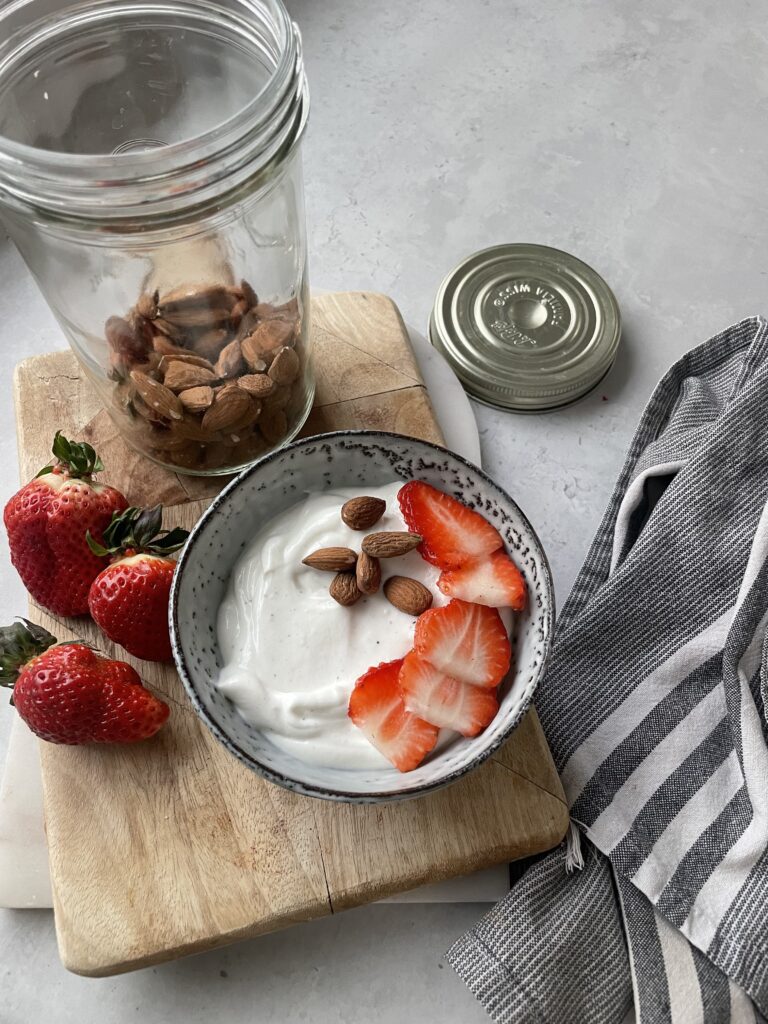 Kvargbowl med jordgubbar och mandlar – snabb och mättande frukost med protein